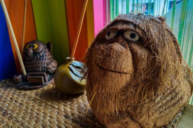 Masanın üzerinde ahşaptan yapılmış komik bir oyuncak.