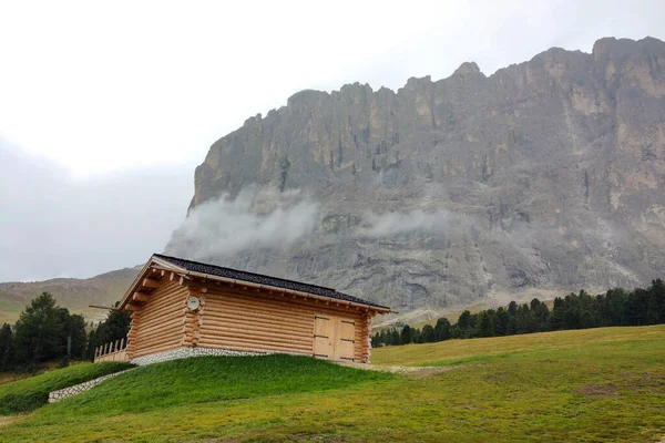 Uma Pequena Casa Contra Pano Fundo Das Dolomitas Itália — Fotografia de Stock