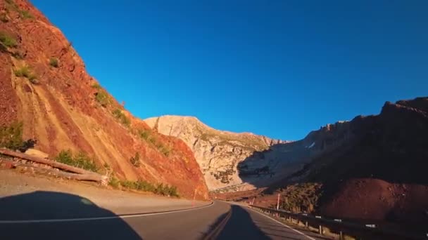Une Voiture Roule Long Une Belle Route Californienne Coucher Soleil — Video