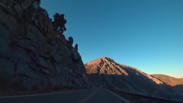 日落时加利福尼亚山区美丽的风景秀丽的道路 — 图库视频影像