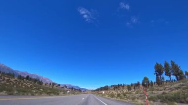 Kaliforniya 'da Mammoth Lakes yakınlarında güzel manzaralı bir yol. Güneşli açık bir gün.