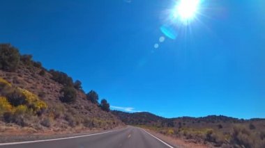 Kaliforniya 'da Mammoth Lakes yakınlarında güzel manzaralı bir yol. Güneşli açık bir gün.