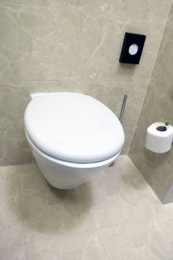 Tüm aksesuarlarıyla modern parlak ışık tuvaleti.