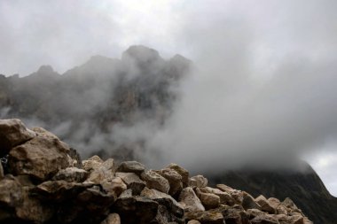 Sisli bir sabahta İtalya 'daki resimli dağların manzarası