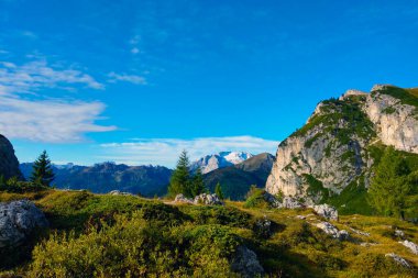 Güneşli bir günde güzel Alp dağları. Turizm