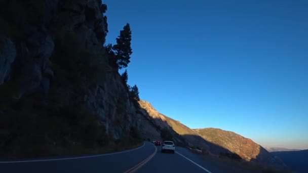 Carros Dirigem Longo Uma Curva Sinuosa Estrada Montanha Califórnia — Vídeo de Stock