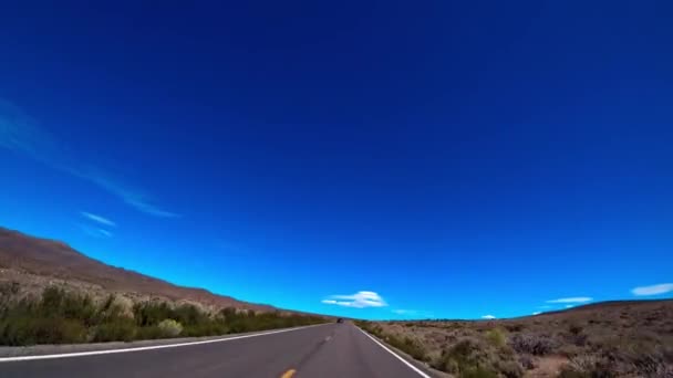 Carro Dirige Uma Estrada Califórnia Eua Vista Câmera Capô — Vídeo de Stock