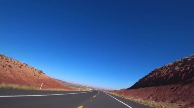 Araba Amerika 'da güzel yollarda gidiyor..