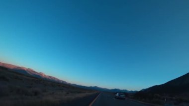 Arabalar Kaliforniya, ABD 'de otoyol boyunca sürerler..