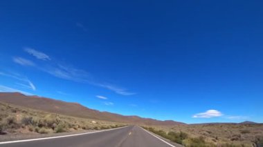 Kaliforniya, ABD 'de güzel bir viraj yolu. Araba yolda hızlı gidiyor..