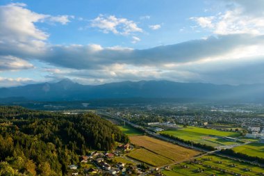 Avusturya 'daki küçük bir dağ köyünün manzarası