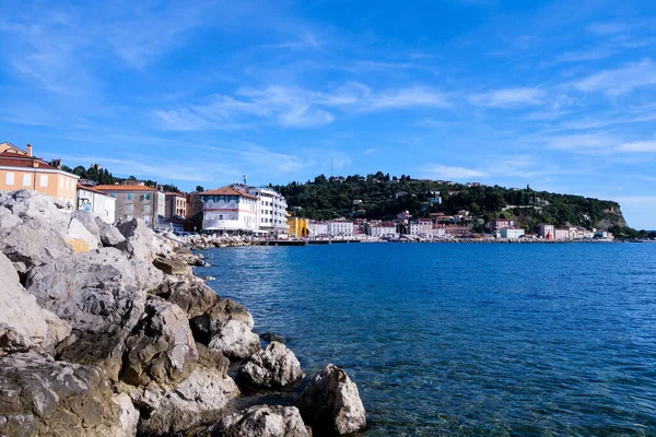 Piran, Slovenya, 24 Eylül 2019: Güneşli bir günde şehrin güzel manzarası.