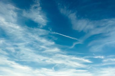 Mavi gökyüzünün güzel manzarası, arka plan, tasarımcı için boş