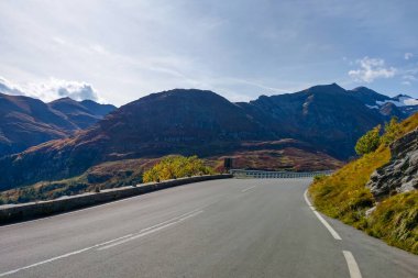 Avusturya 'da güzel manzaralı bir yol. Güneşli bir sonbahar günü