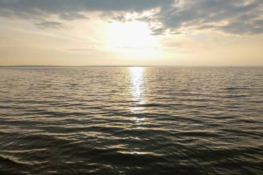 Gün batımında gölün güzel manzarası