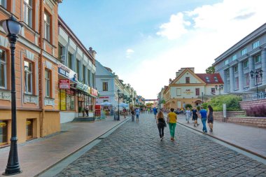 Grodno, Belarus, 10 Mayıs 2019: Şehrin eski kesimindeki yaya sokağı.