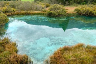 Slovenya 'da sonbaharda güzel küçük bir dağ gölü