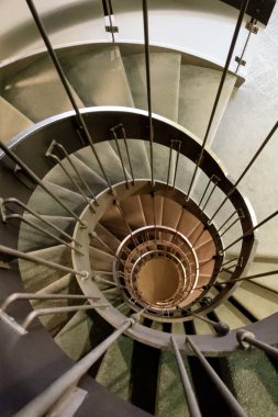 Binadaki dik eski merdivenin üst görüntüsü.