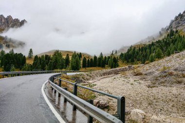 Sisli bir sabahta yüksek dağlarda manzara yolu. İtalya 'daki güzel dolomite dağları