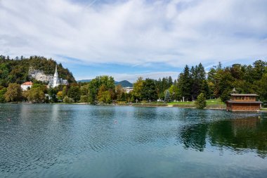 Slovenya 'da bir dağ gölü manzarası