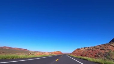 Arizona 'da güzel manzaralı bir yolda bir araba sürüyor..