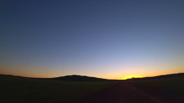 Ein Auto Fährt Durch Ein Feld Arizona Während Die Sonne — Stockvideo