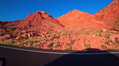 Arizona 'da güzel manzaralı bir yolda bir araba sürüyor..