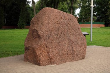 Parktaki büyük kırmızı taşın manzarası