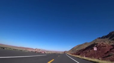 Arizona 'da güzel manzaralı bir yolda bir araba sürüyor..
