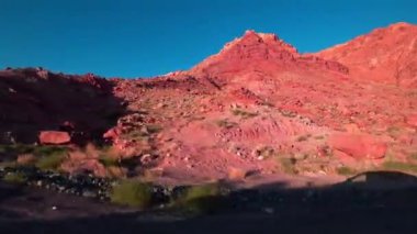 Arizona 'da güzel manzaralı bir yolda bir araba sürüyor..