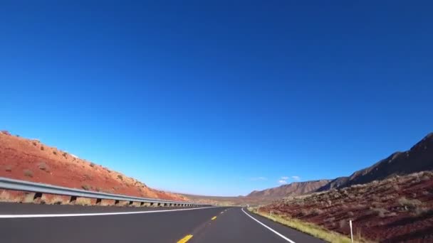 Coche Conduce Largo Carretera Largo Las Brillantes Montañas Rojas Los — Vídeos de Stock