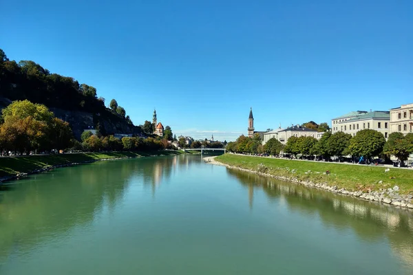 Schöne Sicht Auf Die Stadt Salzburg Und Den Fluss Durch — Stockfoto