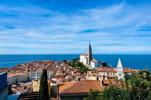 Picturesque view of the town of Piran in Slovenia. Coast of the Adriatic Sea. — Stock Photo, Image
