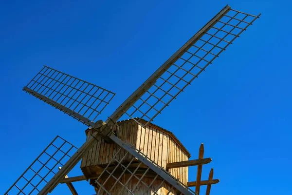 Oude van hout molen tegen een blauwe lucht. — Stockfoto