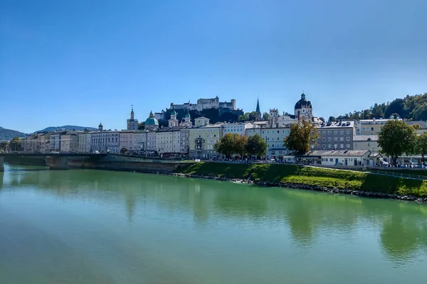 Bela vista da cidade de Salzburgo e do rio através da cidade. — Fotografia de Stock