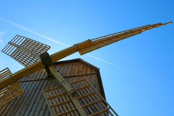 Oude van hout molen tegen een blauwe lucht. — Stockfoto