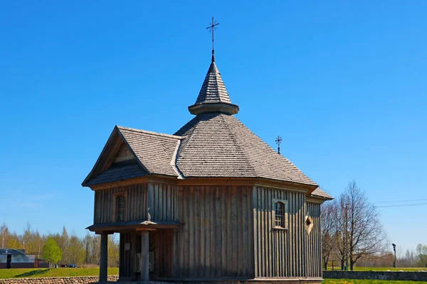 Старая деревянная церковь в сельской местности на фоне голубого неба. — стоковое фото