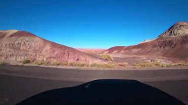 Arizona 'da güzel manzaralı bir yolda bir araba sürüyor..
