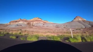 Kırmızı Arizona 'nın arka planındaki trafik arabalarının gölgesi.