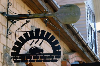 Fırının üstünde metal bir tabela var.