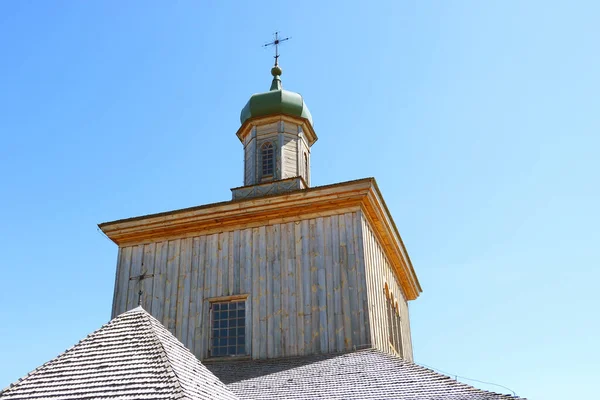 青い空に対する木造教会のドーム — ストック写真