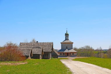 Kırsalda küçük eski ahşap bir kilise manzarası