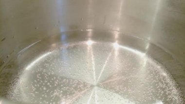 Mutfakta kaynar su olan bir tencere..