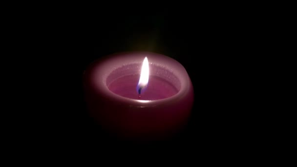 一支蜡烛在黑色的背景上燃着 以纪念遇难者 — 图库视频影像