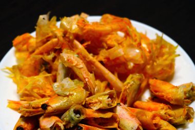 Tabakta kaynamış karidesten arta kalanlar.