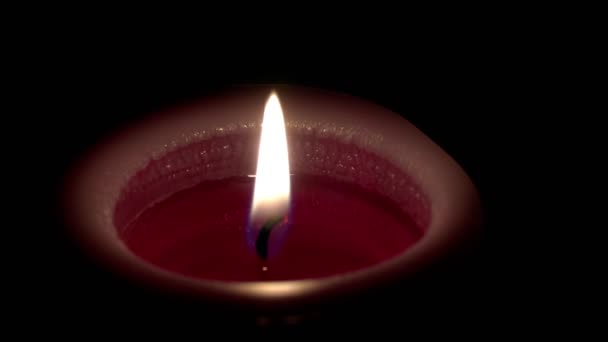靠近在黑暗背景下燃烧的蜡烛 — 图库视频影像