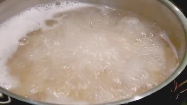 Κοντινό Πλάνο Στη Διαδικασία Μαγειρέματος Ζυμαρικών — Αρχείο Βίντεο