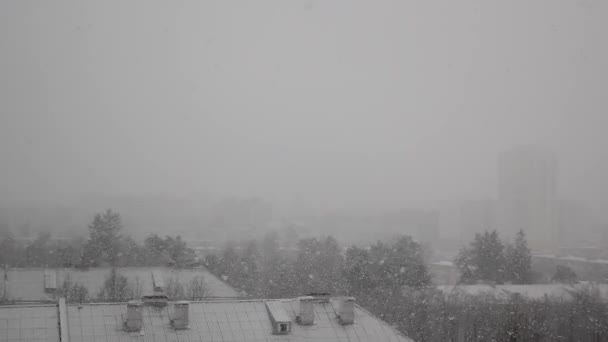 大雪中从窗户俯瞰房屋的屋顶 — 图库视频影像