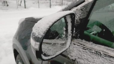 Arabadaki aynadan sinyal geliyor..