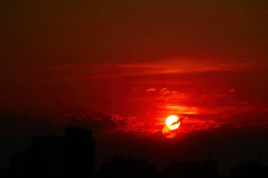 Şehrin üzerinde güzel, parlak gün batımı. Doğal fenomen
